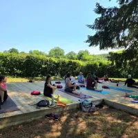 La terrasse sous les pins de yoga shakti Langoiran