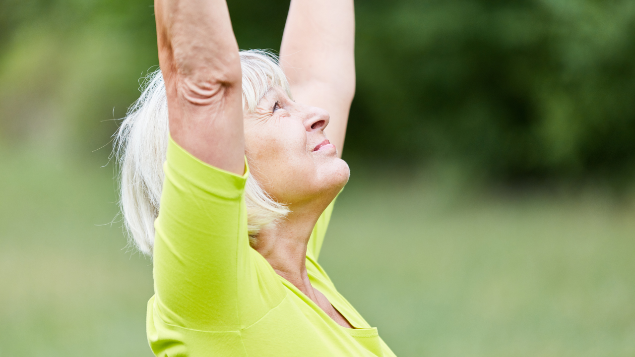 Séance de yoga doux pour séniors en groupe à Yoga Shakti Langoiran