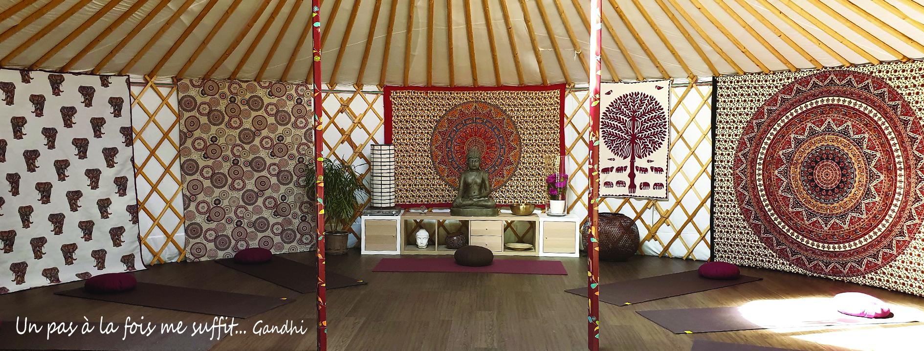 Salle de yoga chaleureuse en yourte – Yoga de l’Énergie et De Gasquet®