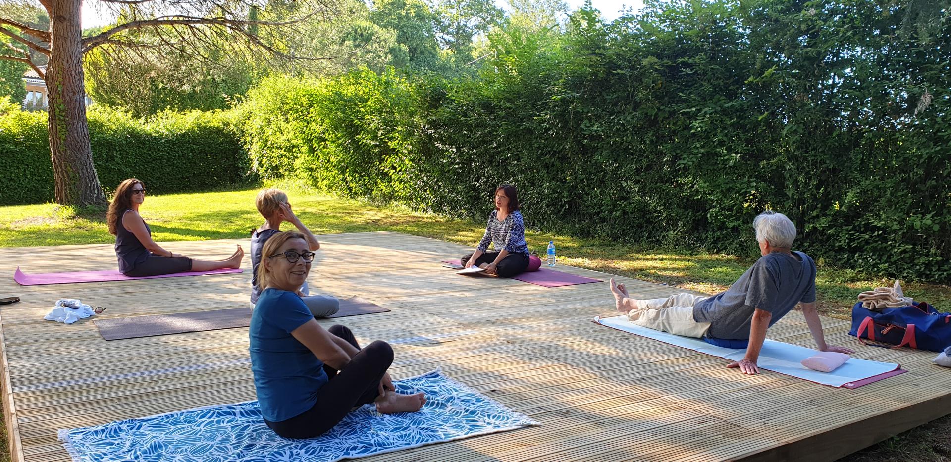 La terrasse sous les pins de yoga shakti Langoiran