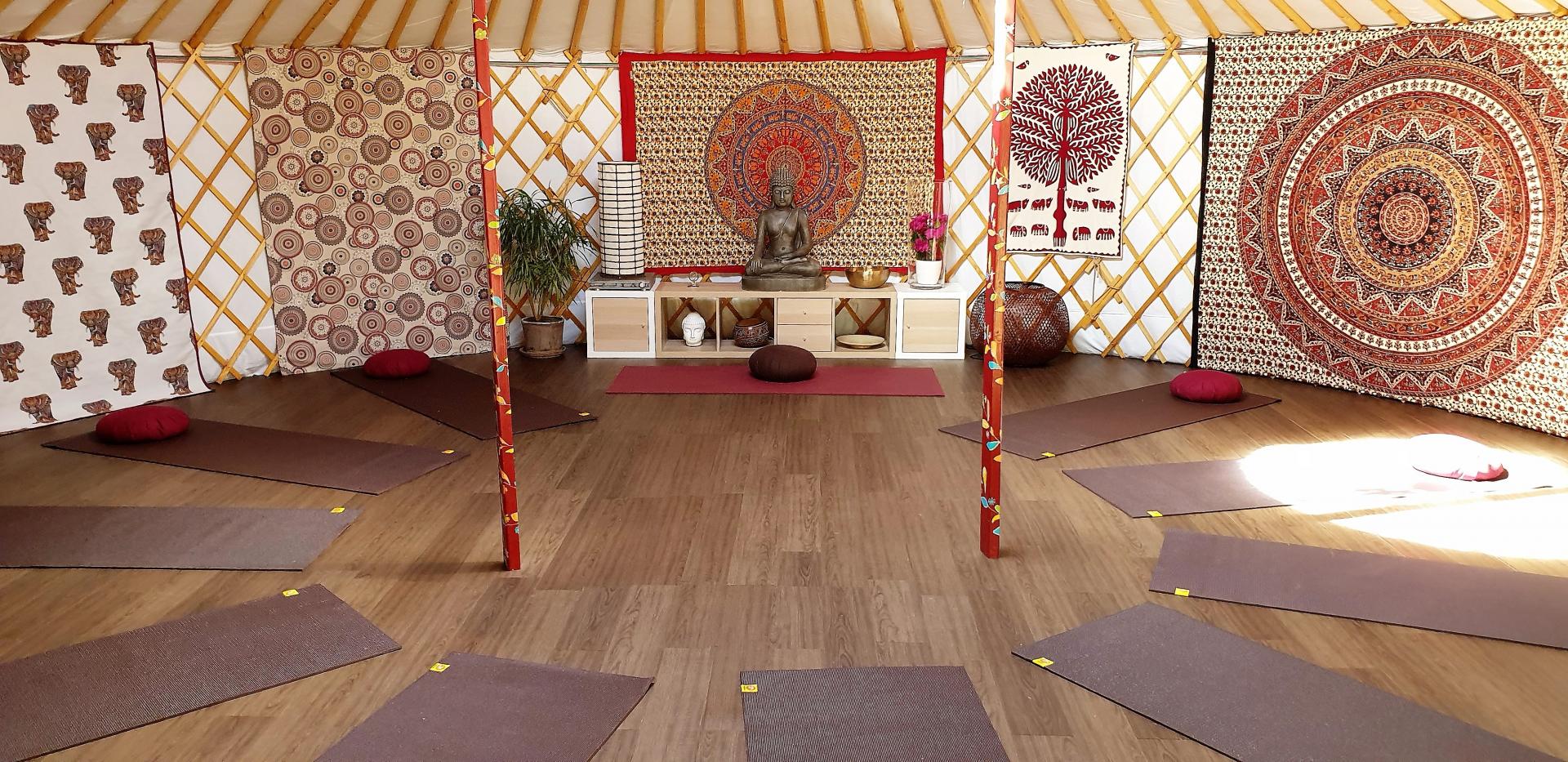 L'intérieur de la yourte de yoga shakti Langoiran