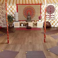 L'intérieur de la yourte de yoga shakti Langoiran