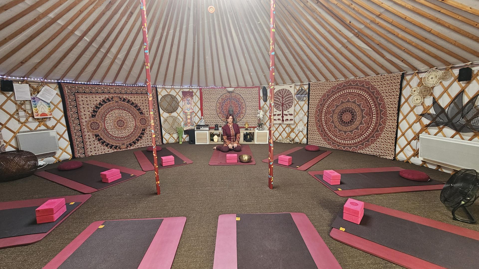 Yourte yoga shakti langoiran interieur